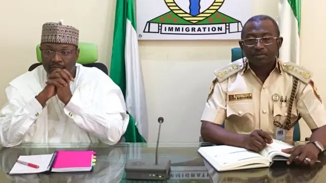 Ọjọgbọn Mahmood Yakubu pẹlu ọgaagba ileeṣẹ to n ri si wọle-wọde lorilẹede Naijiria