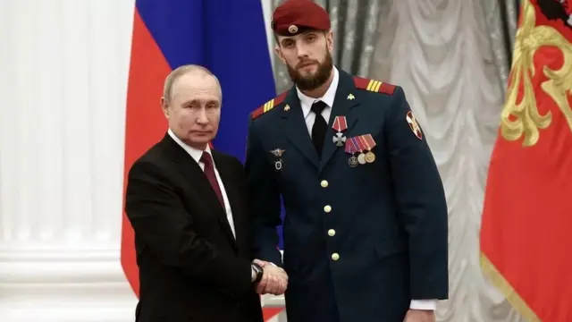 بوتين منح بعض القادة ميداليات.