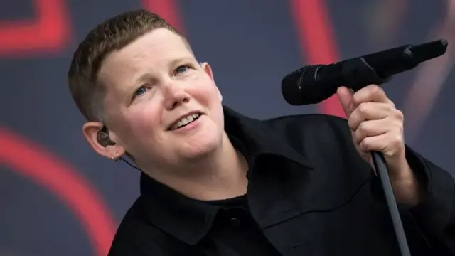 Каэ Темпестнинг "Ўзига ва бирга бўлинувчи" номли тўплами ташқи босимларга қарамай қандай қилиб ўзликни сақлаб қолиш ҳақида.