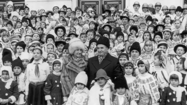 Çauşesku rejiminin hakimiyyəti dövründə Rumıniyada kontraseptivlər qadağan olunmuşdu, ölkənin "ən yaxşı anası" isə Elena Çauşesku idi