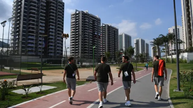 Deportistas caminando por la Villa Olímpica