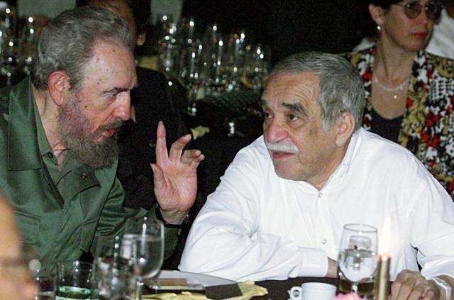 马尔克斯于1977年与卡斯特罗成为朋友。这位古巴领导人在《百年孤独》出版之前帮马尔克斯校对手稿。