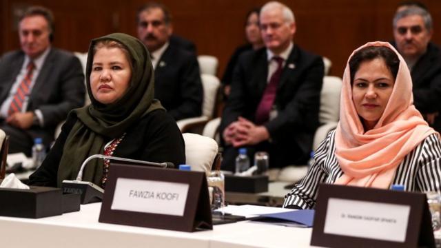 Активист женского движения Лейла Джафари (справа) и бывший член парламента Афганистана Фазия Куфи за столом переговоров