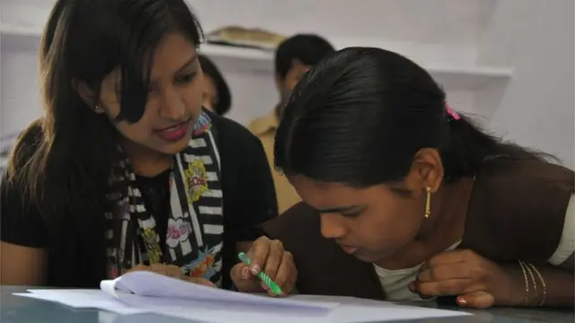 परीक्षी की तैयारी करती छात्रा