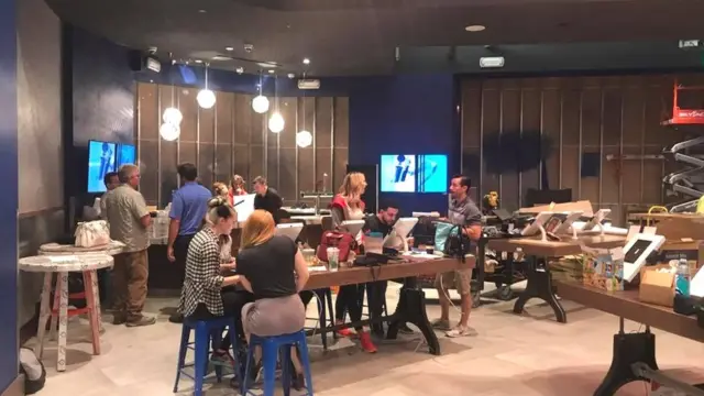 బార్‌లో కస్టమర్లు