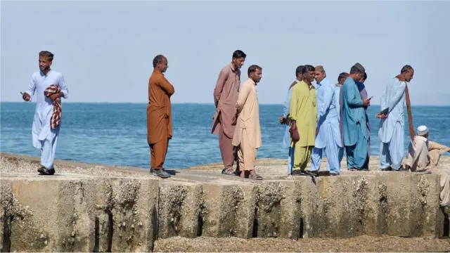 Posmatrači zalaska sunca okupljaju se na plaži Dživani