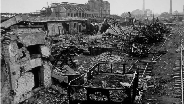 Руины химического завода концерна "ИГ Фарбен" в Людвигсхафене после налета союзной авиации