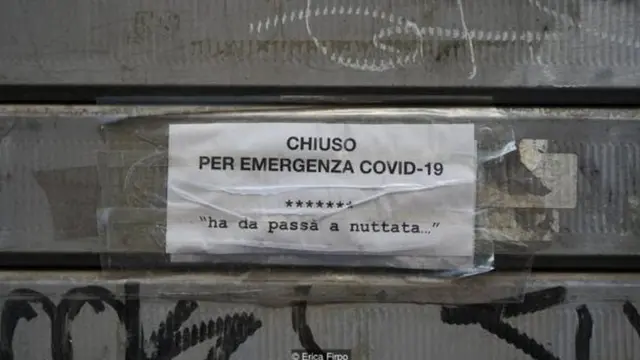 Объявление на магазине в Италии