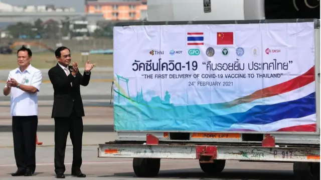 นายกฯ และ รมว. สธ. ต้อนรับวัคซีนซิโนแวคล็อตแรกที่เดินทางถึงไทยเมื่อ ก.พ. 64