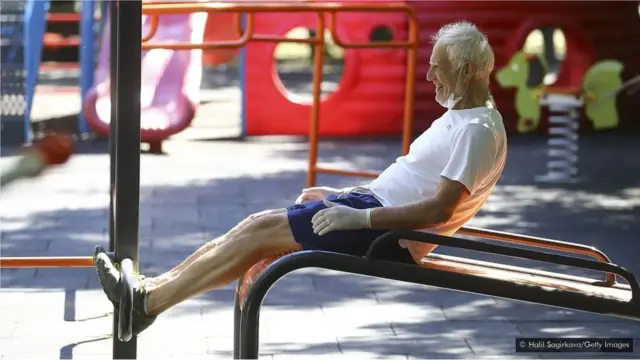 Malgré l'accent mis sur les solutions pharmaceutiques pour le vieillissement, certaines des meilleures stratégies comprennent des habitudes quotidiennes comme l'exercice physique