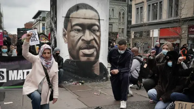 Urupfu rwa George Floyd rwashavuje benshi muri Amerika