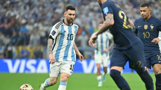 लियोनेल मेसी और एमबापे