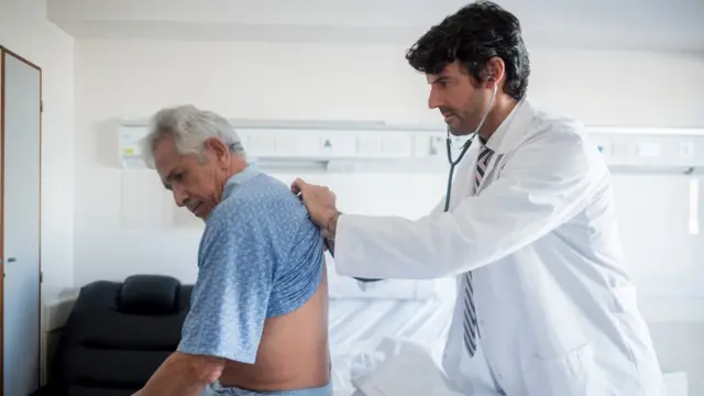 Adulto mayor y médico