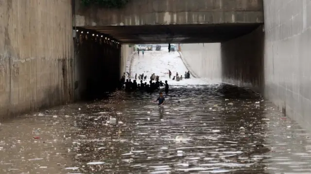 د ښار لویې لارې اوبو اخیستې