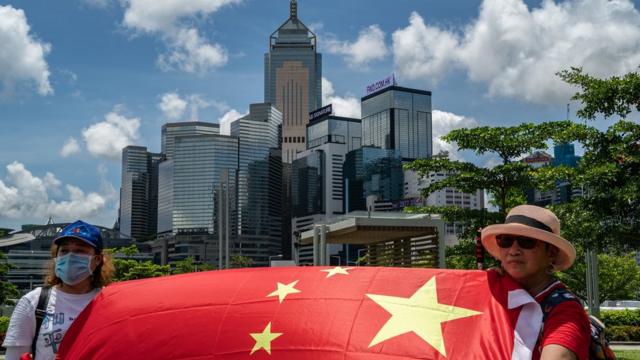 Сторонники Пекина в Гонконге с китайским флагом 30 июня
