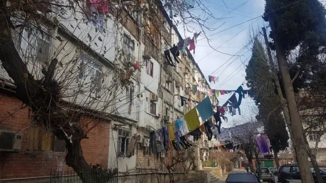 Старая пятиэтажка с визящим на веревках бельем.