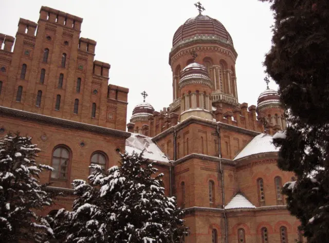 Чернівецький національний університет імені Юрія Федьковича (колишня резиденція митрополитів Буковини і Далмації). Пам'ятка архітектури національного значення, внесена до списку світової спадщини ЮНЕСКО