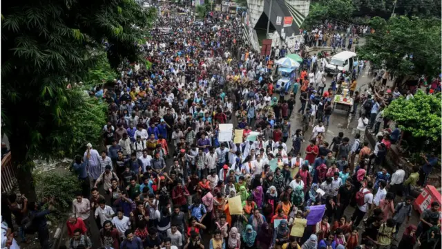 নিরাপদ সড়কের দাবিতে ঢাকায় ২০১৮ সালে শিক্ষার্থীদের বিক্ষোভ।