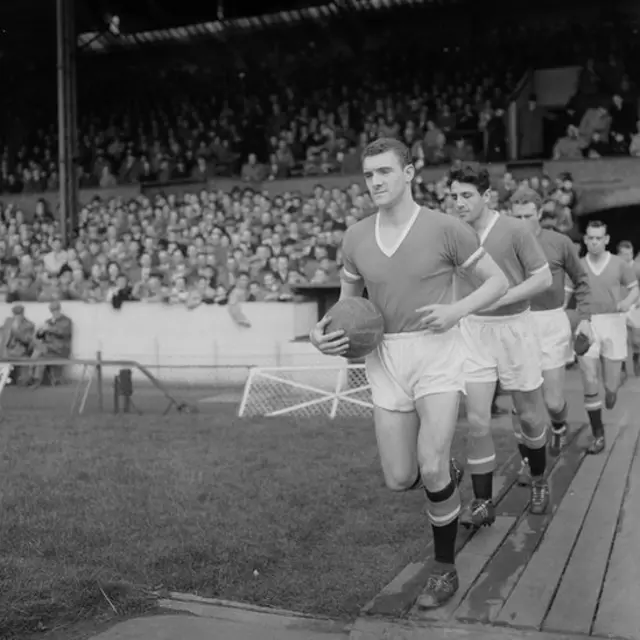 Jugadores de Manchester United saltan al terreno de juego