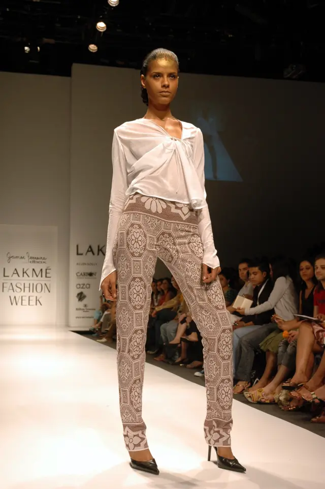 लॅकमे फॅशन विक 2006च्या जेम्स फेरेरा यांच्या सादरीकरणात सोलापुरी चादर परिधान केलेली मॉडेल