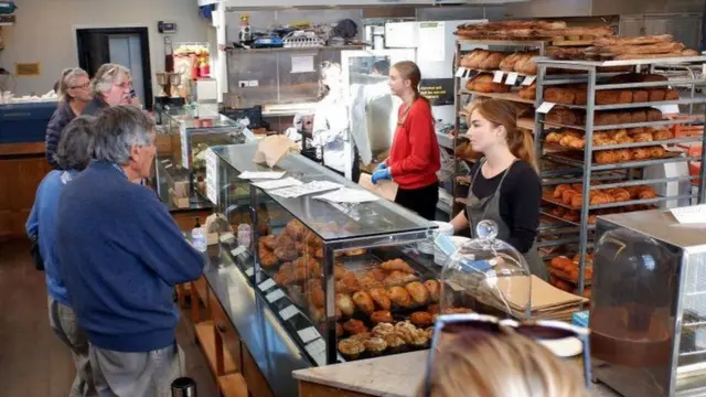 முழுமையாக தளர்த்தப்பட்டஊரடங்கு உத்தரவு : நடனமாடி கொண்டாடிய பிரதமர்.