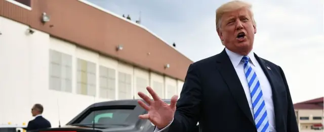 El presidente de EE.UU. habla ante la prensa antes de su mítin en Virginia Occidental el 21 de agosto de 2018