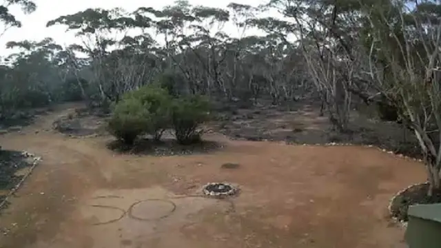 A mensagem de SOS escrita no solo que Neil Marriot viu na câmera de vigilância de sua propriedade
