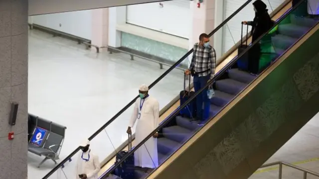 Calon jemaah haji tiba di hotel di Mekah untuk karantina.