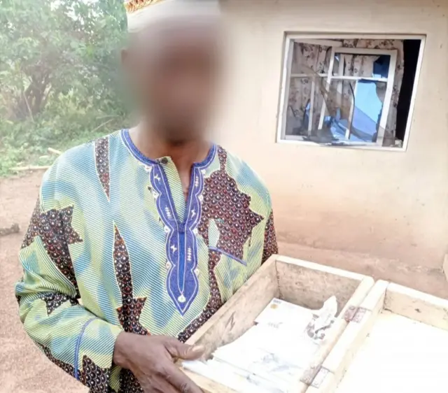 Afurasi kan pẹlu owo dọla ati naira