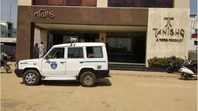 સ્ટોરની બહાર પોલીસની ગાડી