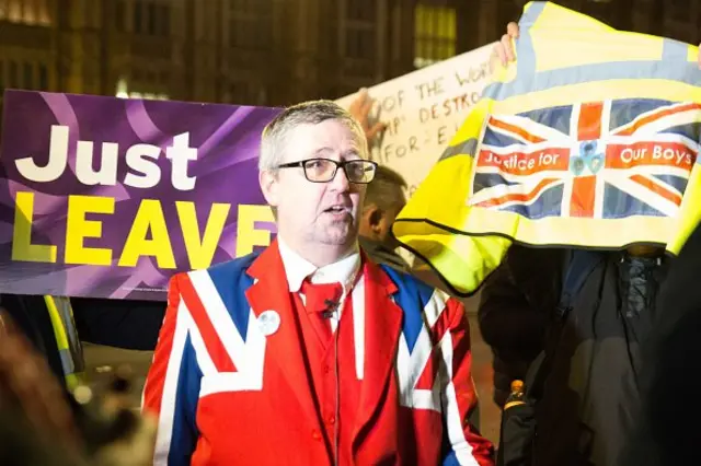 Pengunjuk rasa pro-Brexit menggelar aksi di College Green, London, 12 Maret kemarin
