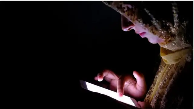 যোগাযোগের ক্ষেত্রে মোবাইল ইন্টারনেটের ওপর নির্ভর করে সাধারণ মানুষ।