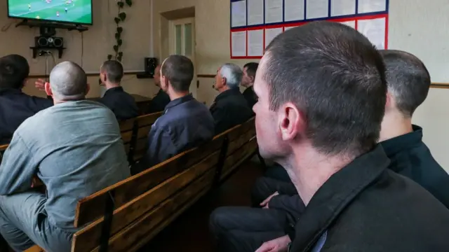 Заключенные смотрят футбол по телевизору