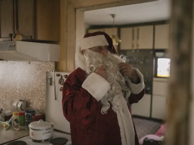 Deda Mraz pred ogledalom