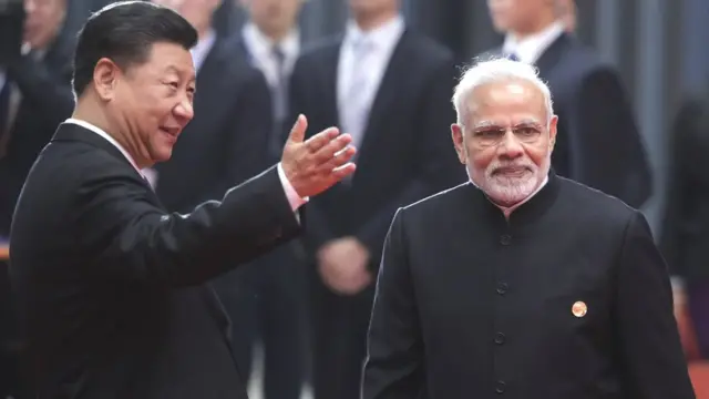 चीन के राष्ट्रपति शी जिनपिंग और भारत के प्रधानमंत्री नरेंद्र मोदी