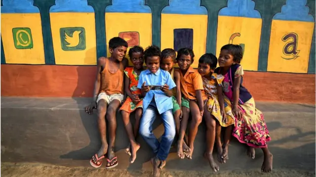 పిల్లలు సోషల్ మీడియా అకౌంట్లు తెరవడం సర్వసాధారణంగా మారింది (ప్రతీకాత్మక చిత్రం)