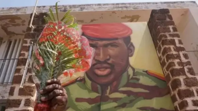 Thomas Sankara a été tué devant le siège de son conseil révolutionnaire, où cette plaque est érigée