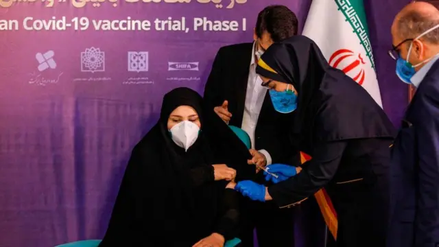 একজন উর্ধ্বতন সরকারী কর্মকর্তার কন্যাকে প্রথম এই টিকা দেয়া হয়।