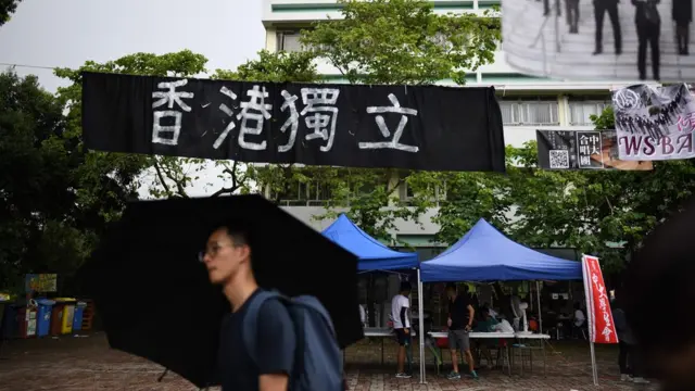 香港中文大学本部内的一幅“香港独立”横幅(20/10/2017)