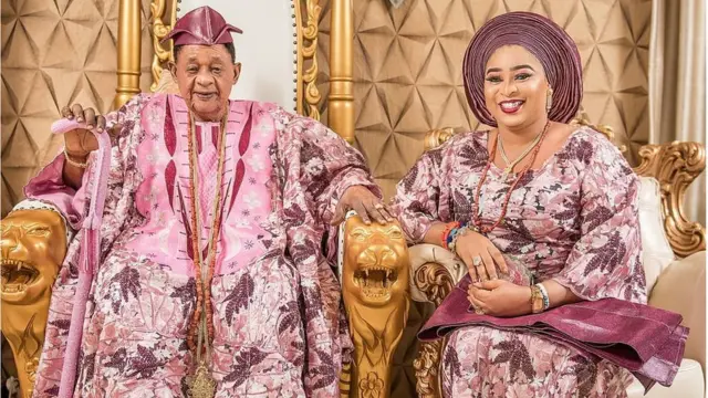 Alaafin pẹlu Olori Abbey