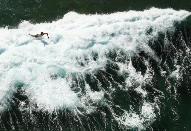 Серфенгист падает в воду