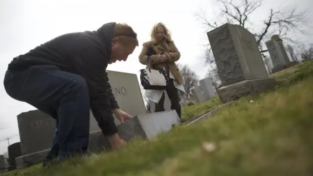 Lápidas dañadas en el Cementerio Mount Camel en Filadelfia
