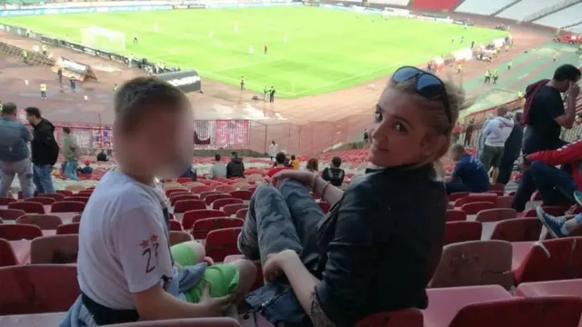 Studentkinja sa štićenikom na utakmici