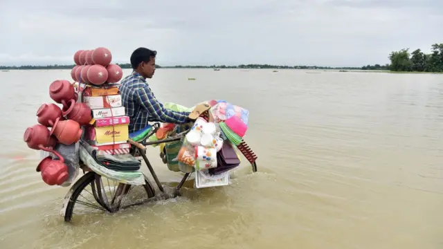 వరదలో చిక్కుకున్న వ్యక్తి