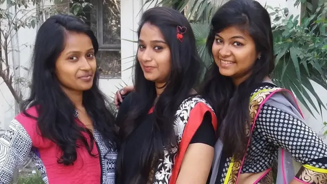 બુશરા (વચ્ચે) એમની બહેનપણીઓ સાથે
