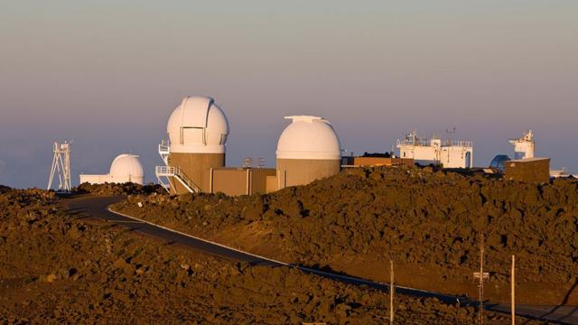 Telescópios em cima de montanha no Havaí