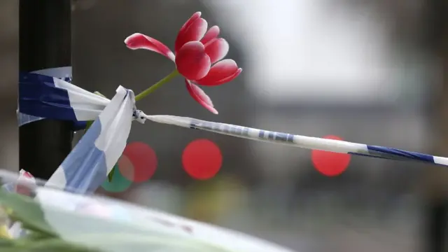 Flor en el lugar del ataque