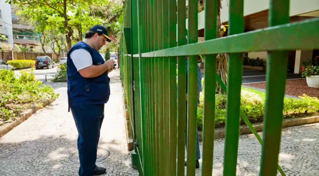 Recenseador do IBGE durante aplicaçãoblaze jogos como funcionaquestionário piloto, entre março e abril, antes do anúncio da redução do Censo 2020