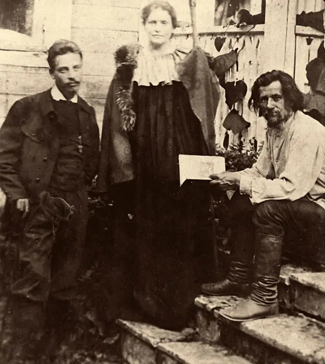 Lou Andreas-Salomé (au centre) et Rainer Maria Rilke (à gauche) visitant le poète russe Spiridon Drozhzhin.