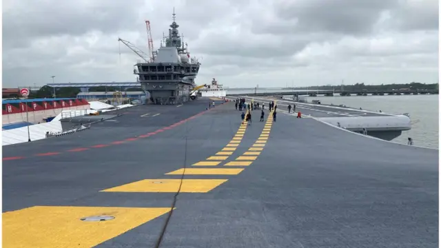 અન્ય યુદ્ધજહાજની સરખામણીએ વિમાનવાહક યુદ્ધજહાજની સારી વાત એ છે કે જ્યાં જરૂર પડે ત્યાં આ જહાજ આખું ઍરફિલ્ડ લઈને ચાલી શકે છે